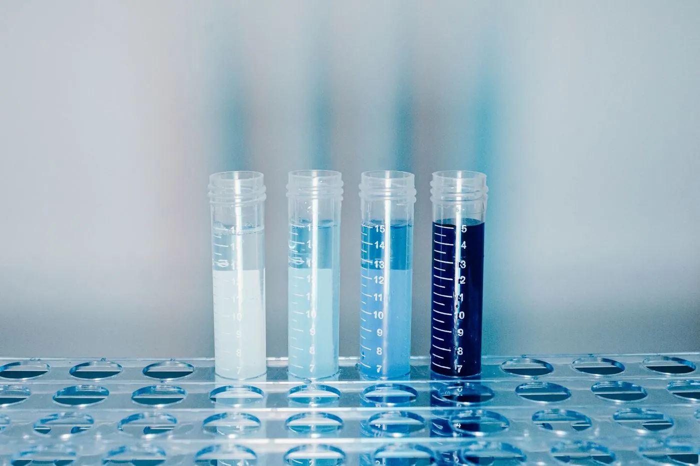 Frascos de vidro em bancada de laboratório